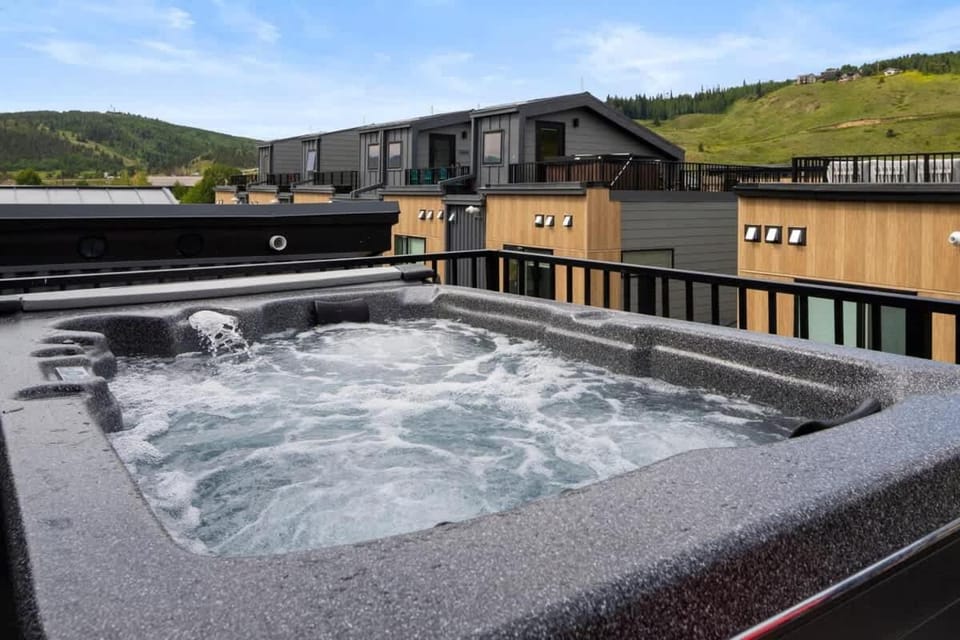 Roof Deck - MTN View - Hot Tub - Cold Plunge House in Silverthorne