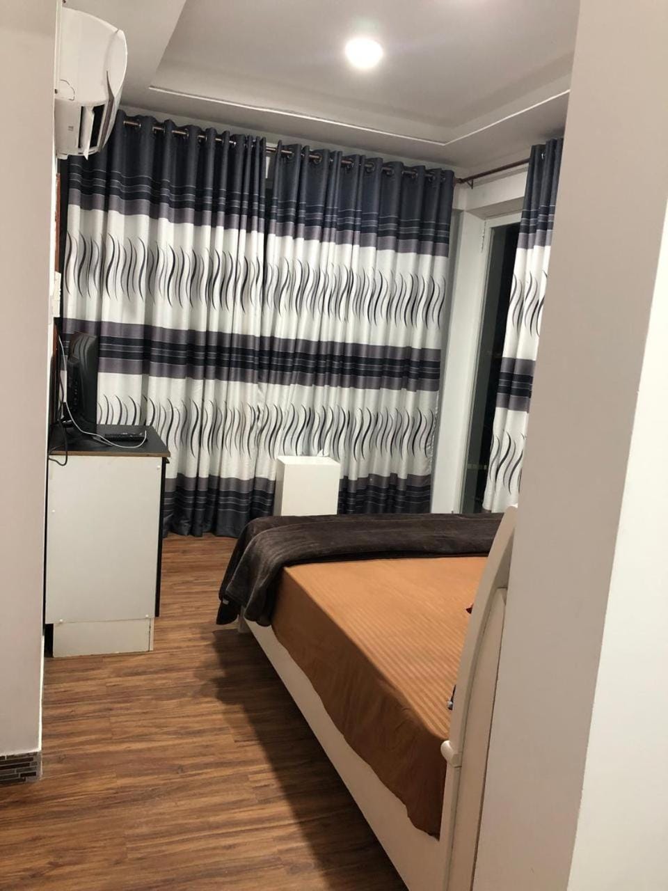 Bed, Photo of the whole room, Seating area, Bedroom