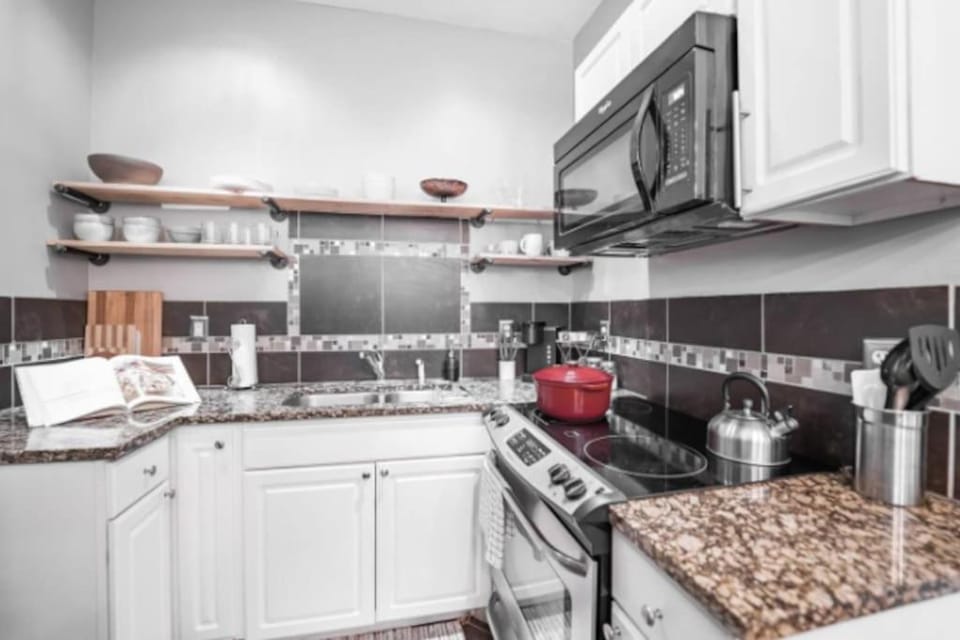 Chic 1BR Retreat with Sofa Bed, Free Parking House in Indianapolis