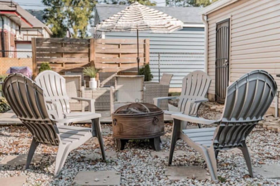 Chic 1BR Retreat with Sofa Bed, Free Parking House in Indianapolis