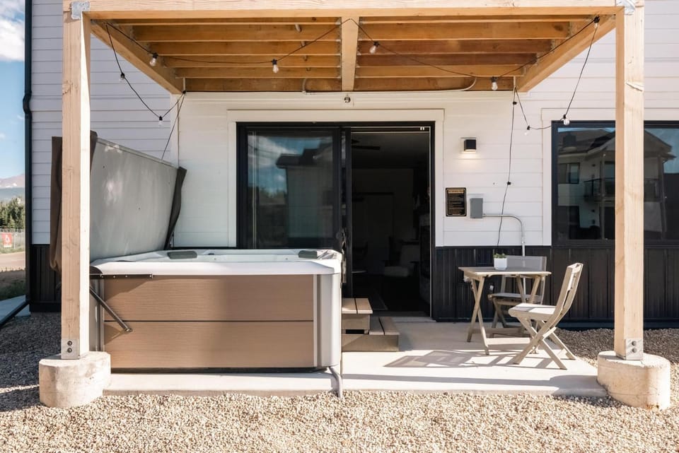 New Luxe Condo - Hot Tub - Minutes to WP! - Fraser House in Fraser
