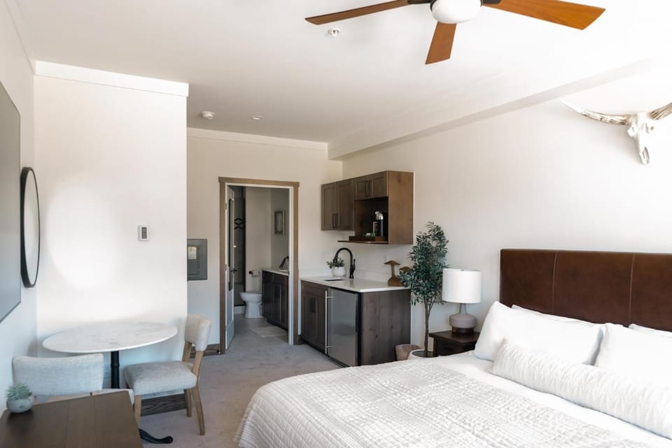 New Luxe Condo - Hot Tub - Minutes to WP! - Fraser House in Fraser