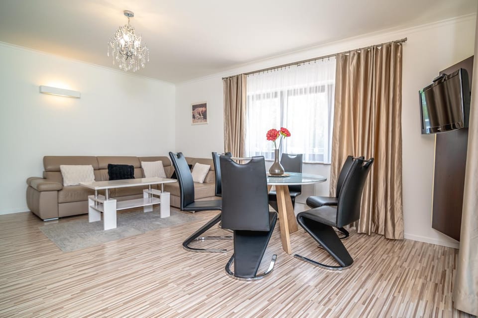 TV and multimedia, Living room, Seating area, Dining area