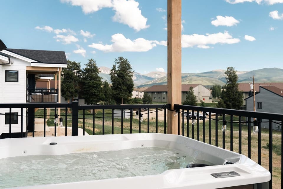 New MTN Retreat - Hot Tub - Deck Views - Fraser House in Fraser