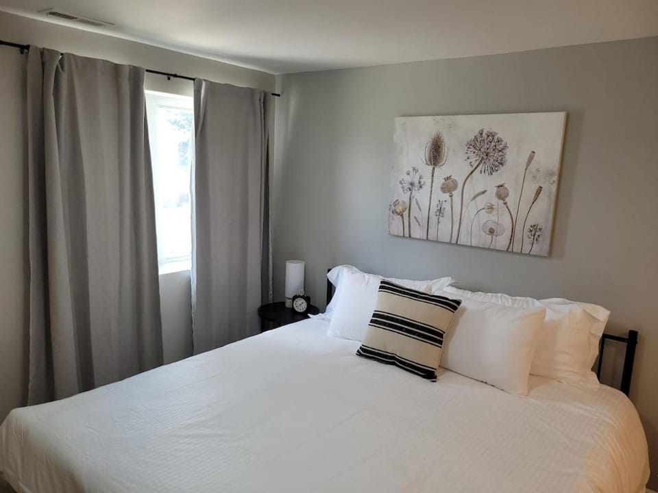 Davenport Dwellings-Newly furnished 3bd 2ba Apartment in Omaha