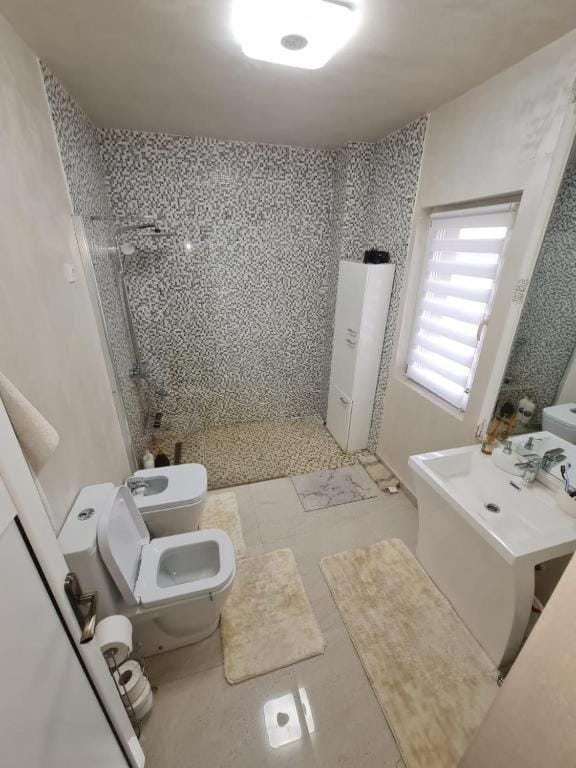 Shower, Toilet, Bathroom, bidet, towels