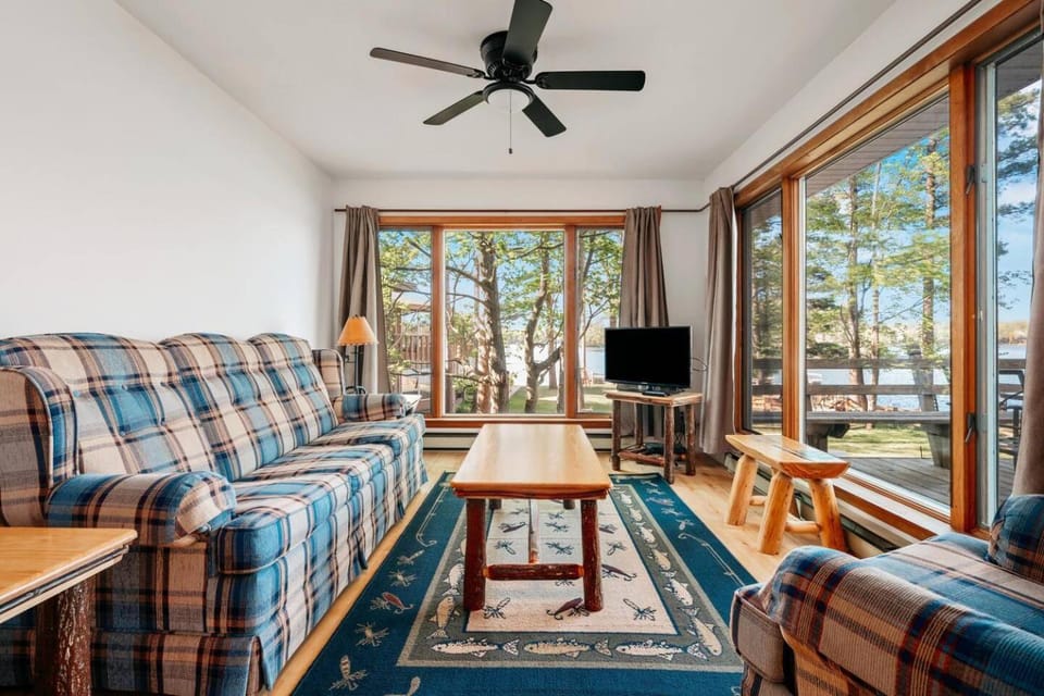 TC Lake Stay-Pontoon & SUP Rentals-King Room! House in Spider Lake