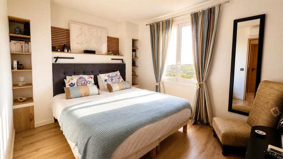 Bed, Photo of the whole room, Bedroom