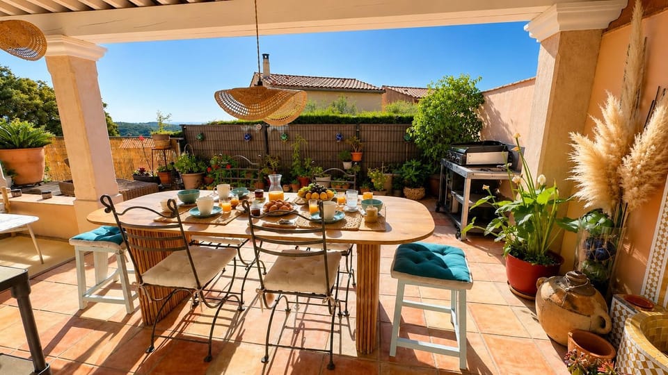 Patio, Day, View (from property/room), Balcony/Terrace, Living room, Food and drinks, Seating area, Dining area, Food