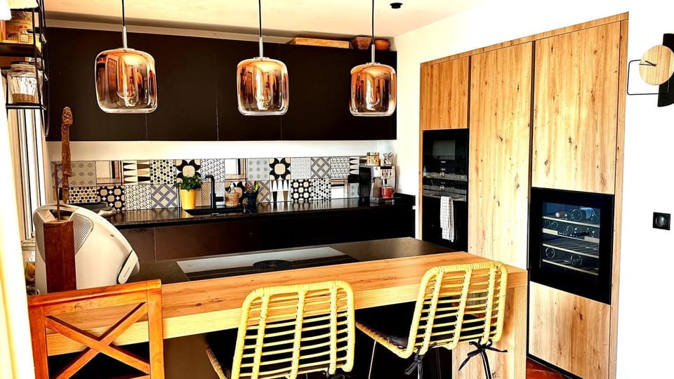 Coffee/tea facilities, Kitchen or kitchenette, Dining area, oven, stove