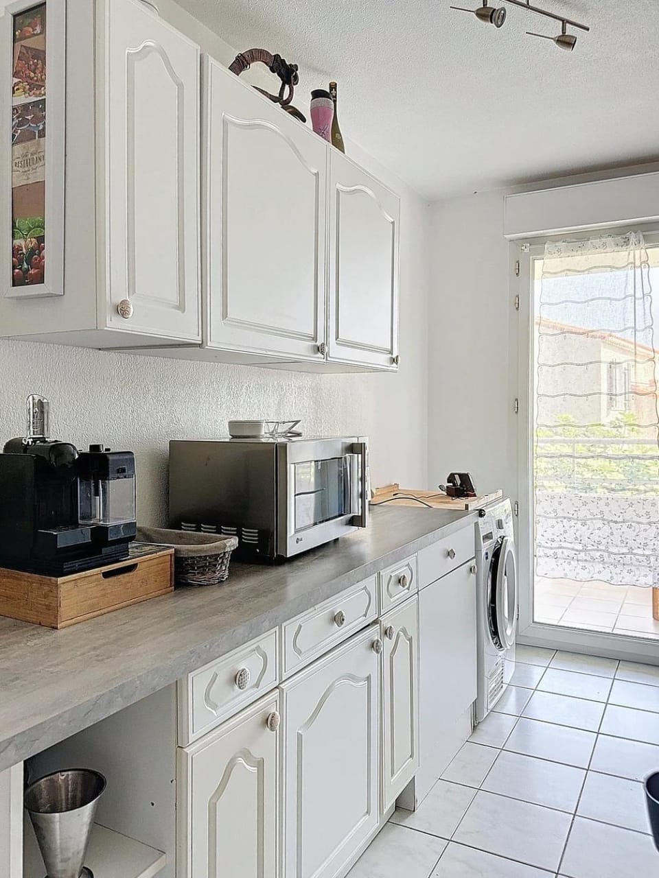 Coffee/tea facilities, Kitchen or kitchenette, dishwasher, oven, stove, toaster