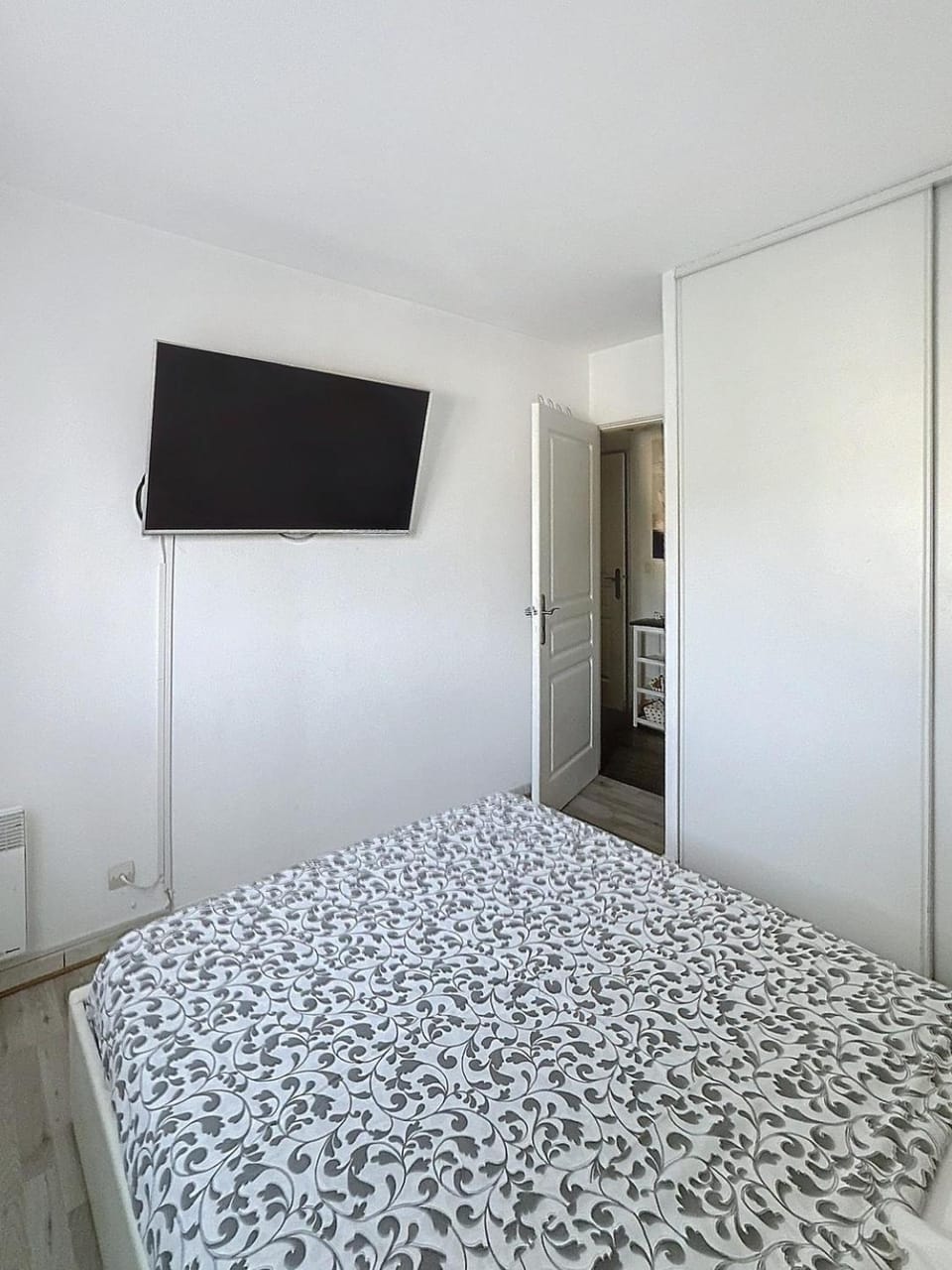 Bed, TV and multimedia, Photo of the whole room, Bedroom