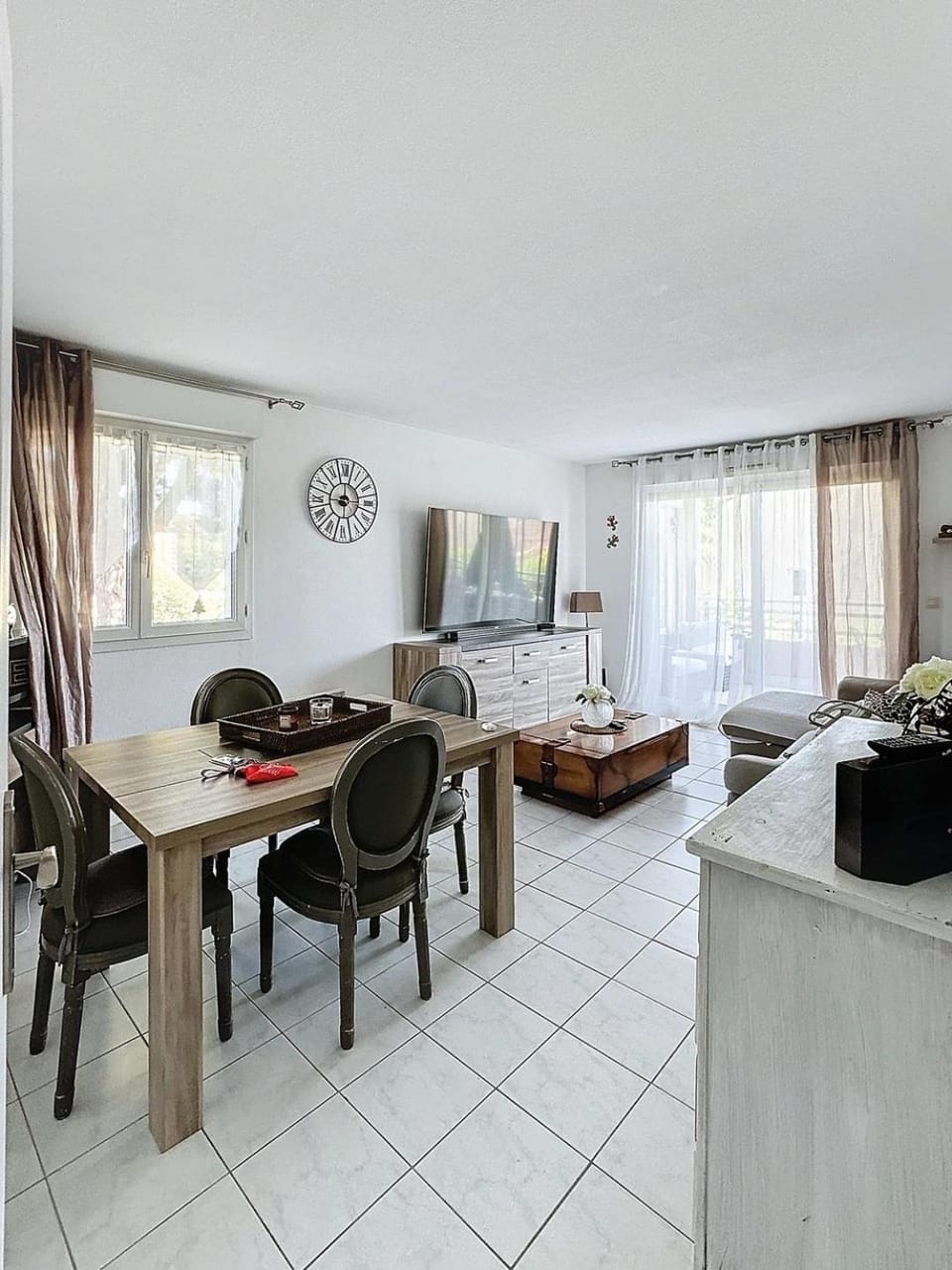 TV and multimedia, Living room, Seating area, Dining area