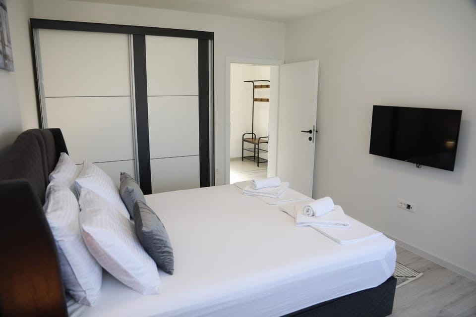 Bed, TV and multimedia, Bedroom, towels, wardrobe