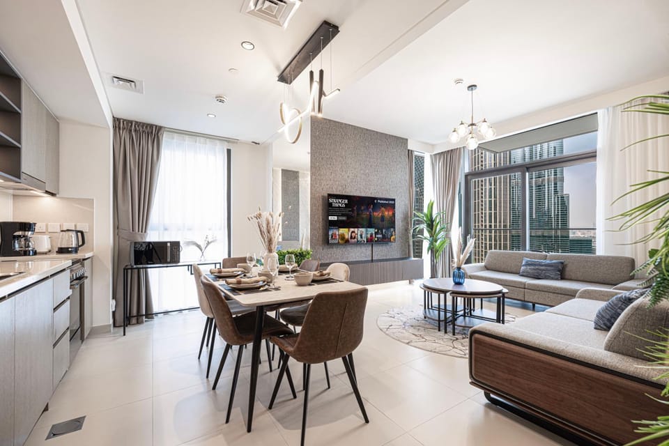 TV and multimedia, Kitchen or kitchenette, Living room, Seating area, Dining area, stove