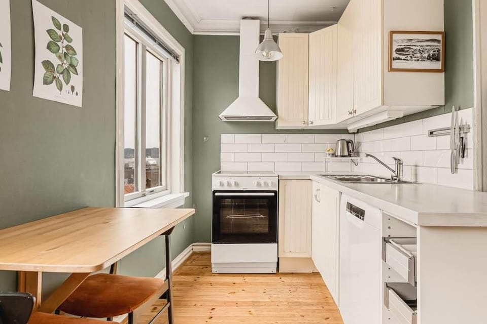 View (from property/room), View (from property/room), Kitchen or kitchenette, Dining area, City view, City view, Mountain view, dishwasher, stove