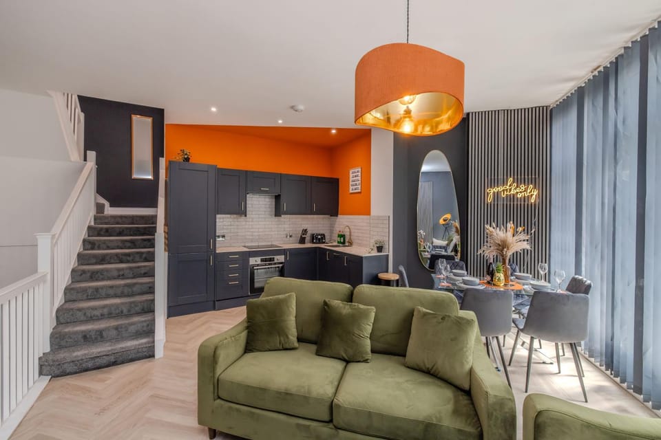 Stylish 3 Bedroom Apartment Next to Brighton Beach and Shopping Center Apartment in Brighton