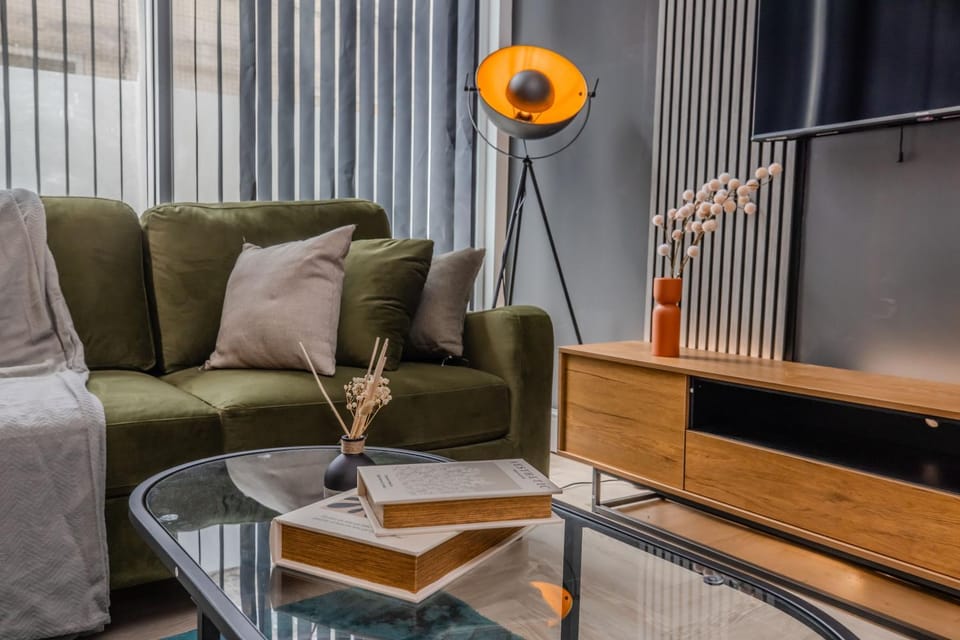 Stylish 3 Bedroom Apartment Next to Brighton Beach and Shopping Center Apartment in Brighton
