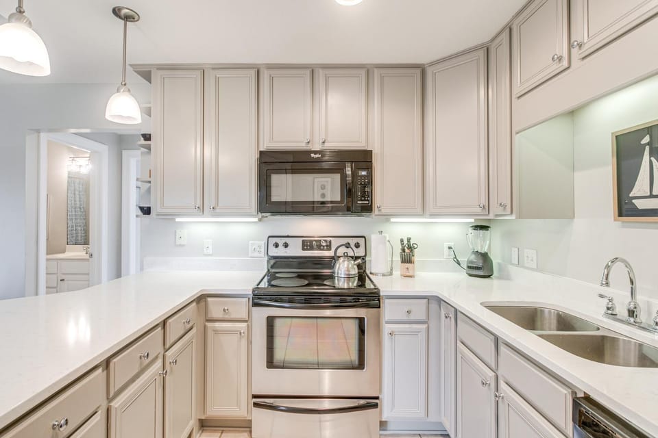 Darien Condo w/ Boat Dock Access: Walk to Downtown House in Darien