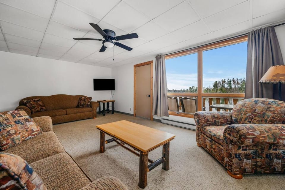 Spider Lakefront Balcony-Scenic views-Ice Fishing! House in Spider Lake