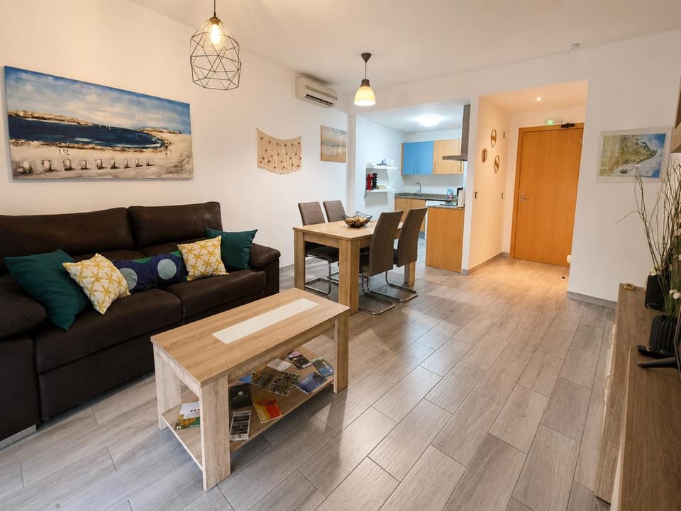 Kitchen or kitchenette, Living room, Seating area, Dining area, air conditioner