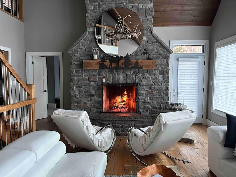 The Rowanwood - Muskoka Cottage Retreat House in Huntsville