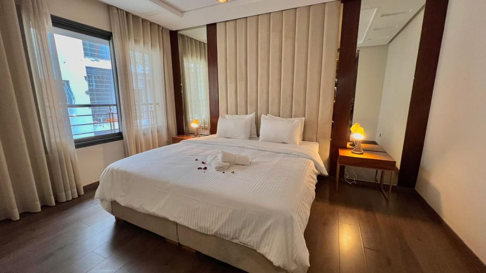 Bed, Bedroom, towels