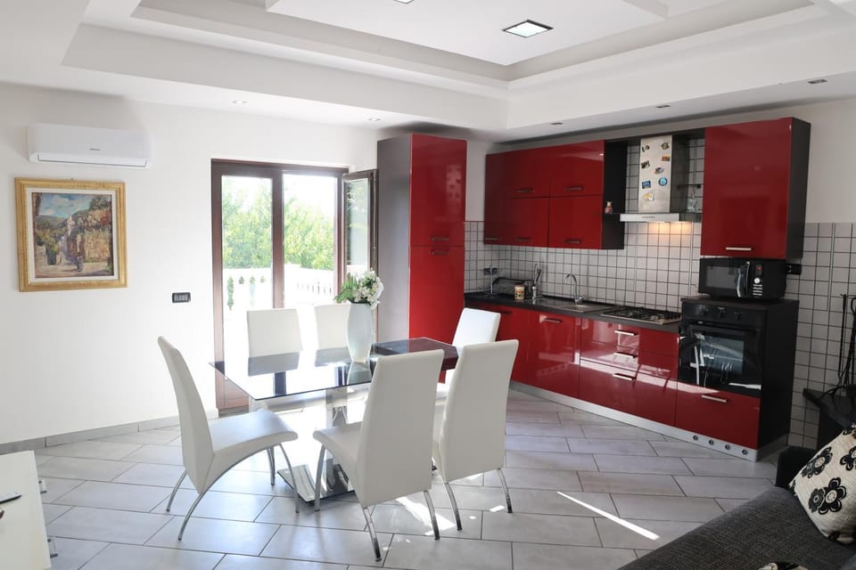 Coffee/tea facilities, Kitchen or kitchenette, Dining area, stove
