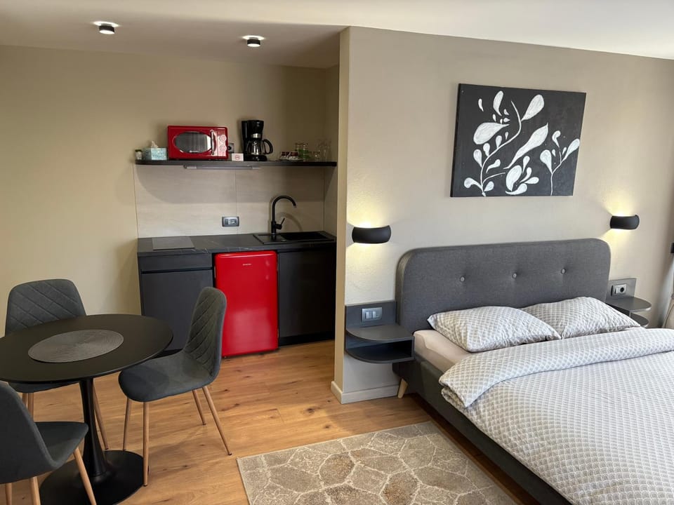 Bed, Kitchen or kitchenette, Photo of the whole room, Dining area, Bedroom