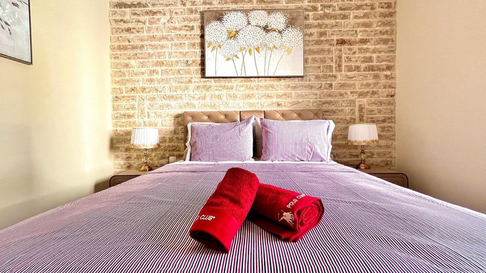 Bed, Photo of the whole room, Bedroom, towels