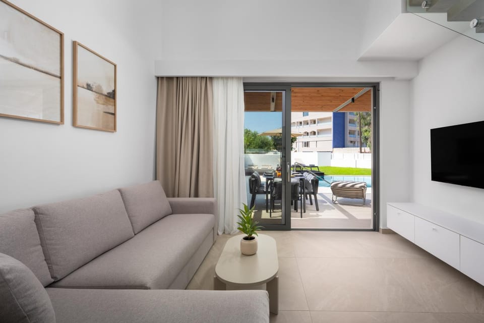 Patio, Day, TV and multimedia, View (from property/room), Balcony/Terrace, Living room, Seating area, Dining area