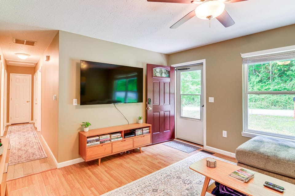 Campton Cottage w/ Hot Tub, Near Hiking + Climbing House in Kentucky