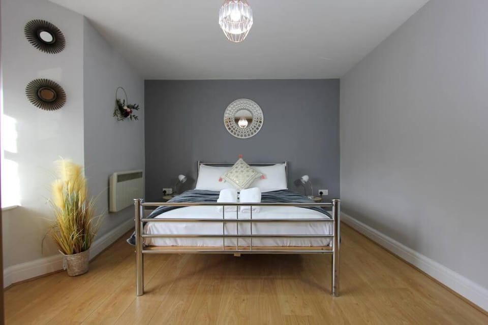 Gorgeous 2 Bed 2 Bath Flat and Parking by CozyNest Apartment in Reading