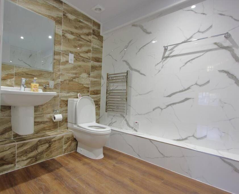 Gorgeous 2 Bed 2 Bath Flat and Parking by CozyNest Apartment in Reading