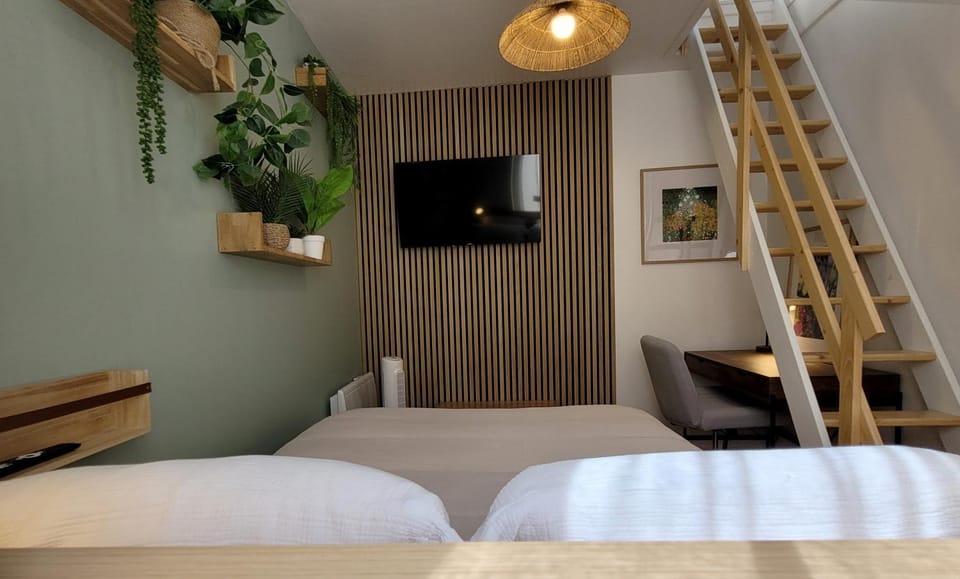 Bed, TV and multimedia, Bedroom