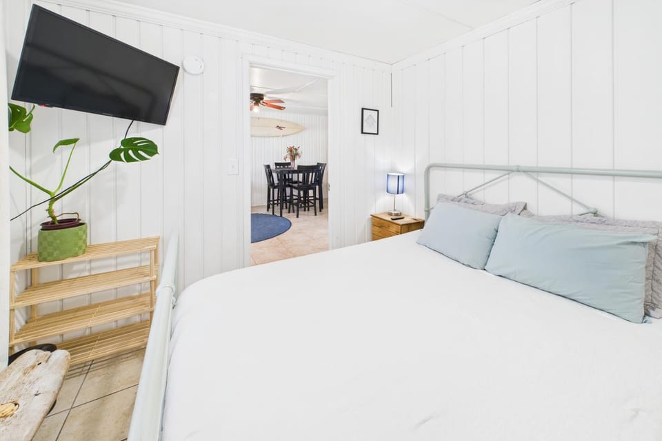 Bed, TV and multimedia, Bedroom