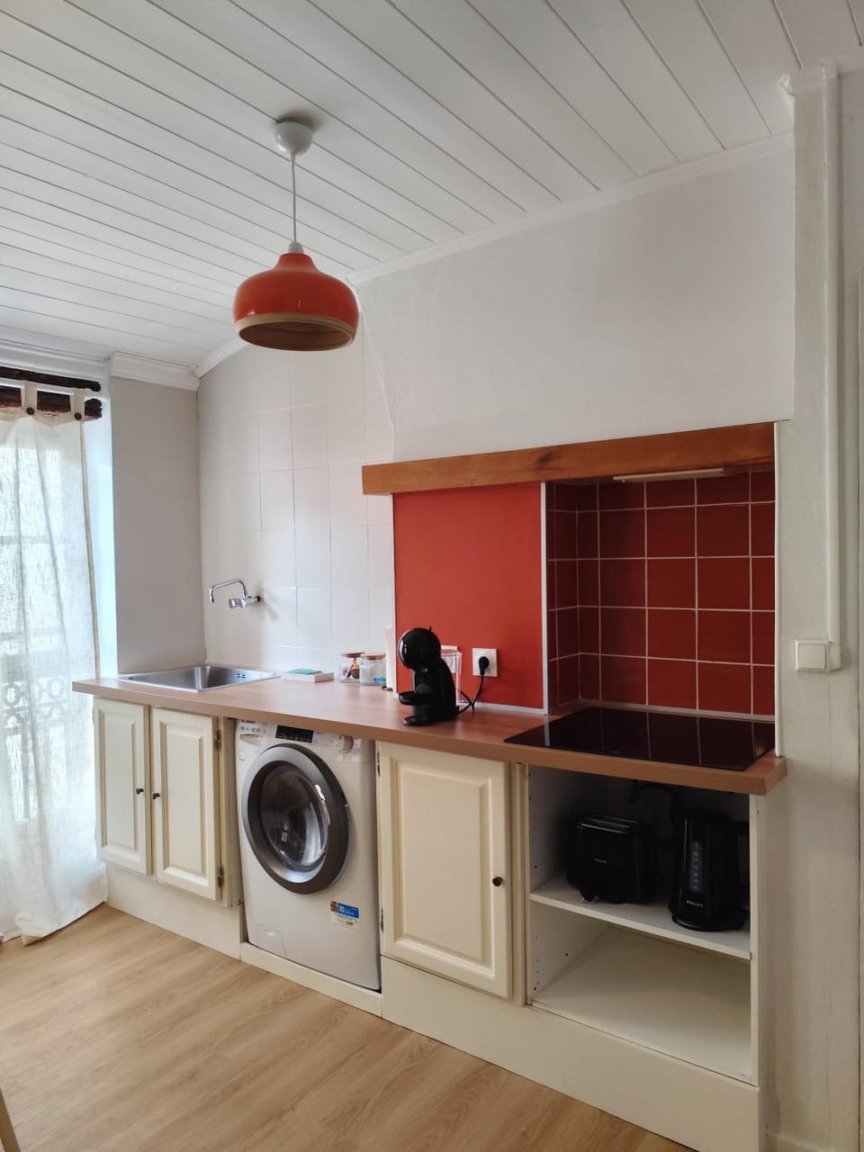 Coffee/tea facilities, Kitchen or kitchenette, stove, washing machine, dryer