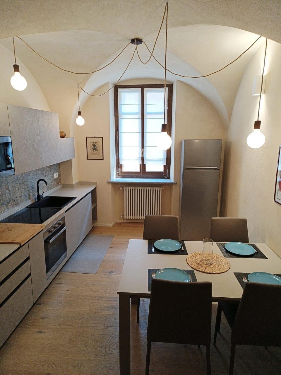 Kitchen or kitchenette, Dining area, oven, stove
