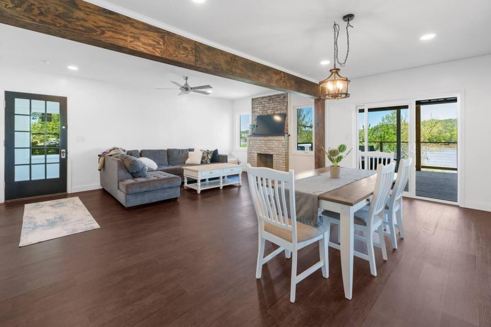 RiverSuite1 - A mesmerizing river and bridge view. Apartment in Ohio