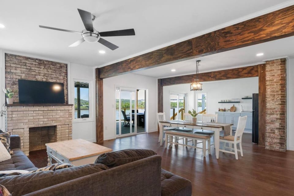 RiverSuite1 - A mesmerizing river and bridge view. Apartment in Ohio