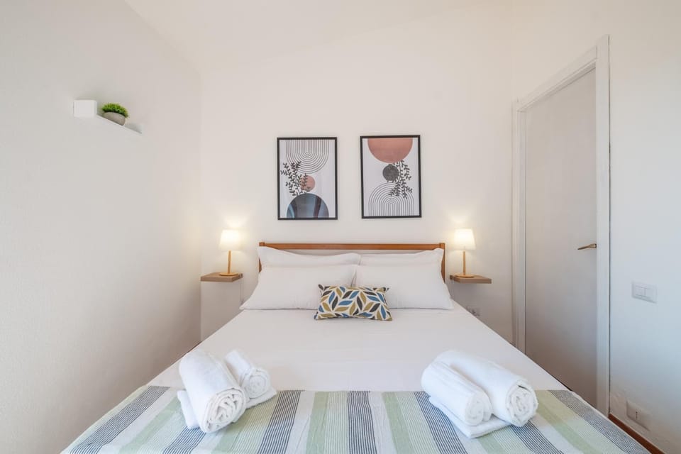 Bed, Photo of the whole room, Bedroom, towels, wardrobe, air conditioner, air conditioner
