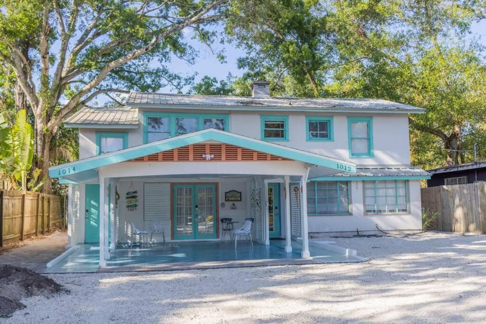 Artsea 2BR Cozy Ample Parking Near Beaches & Lecom Upstairs Apartment in Bradenton