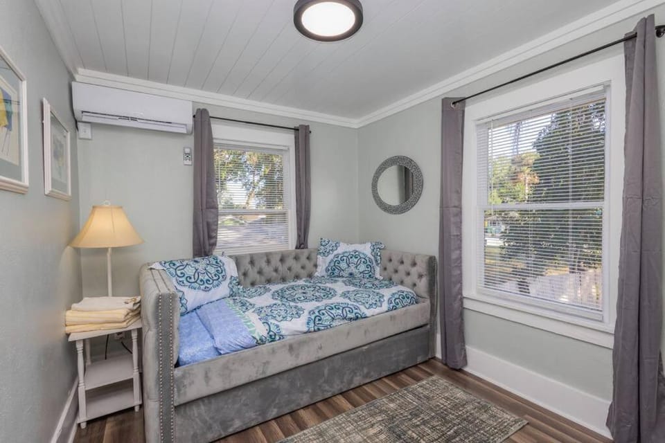 Artsea 2BR Cozy Ample Parking Near Beaches & Lecom Upstairs Apartment in Bradenton