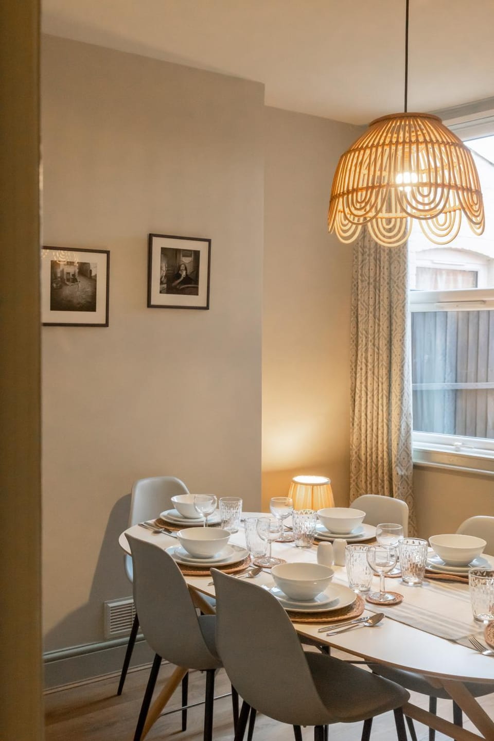 Food and drinks, Seating area, Dining area, Food