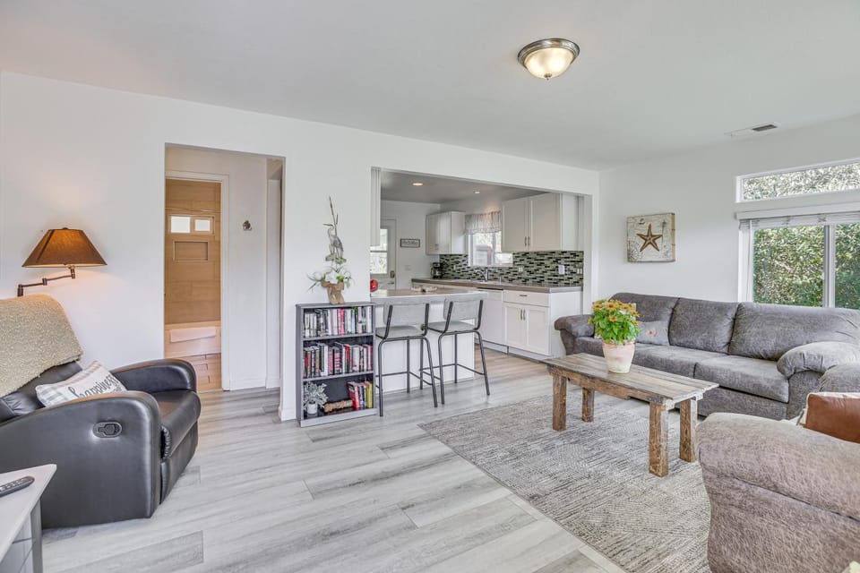 2 Blocks to Beach Dog-Friendly Oceano Cottage House in Oceano