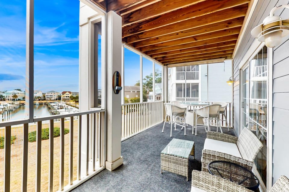 STJ16 Mystic Marina, Unit 204 Apartment in Saint James