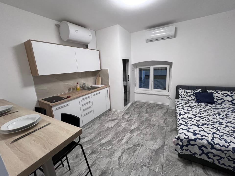 Bed, Kitchen or kitchenette, Dining area, air conditioner