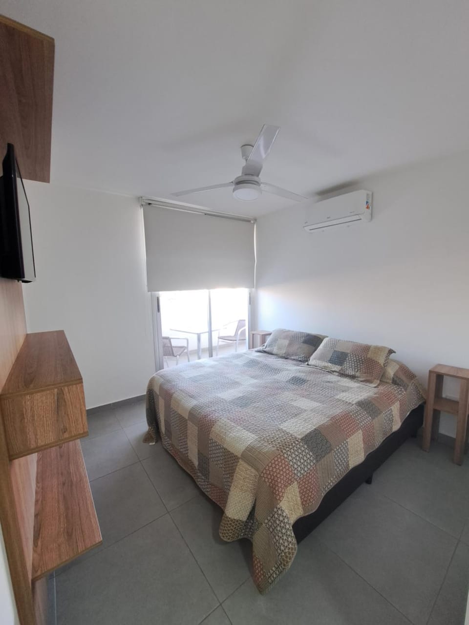 Bed, TV and multimedia, Photo of the whole room, Bedroom, towels