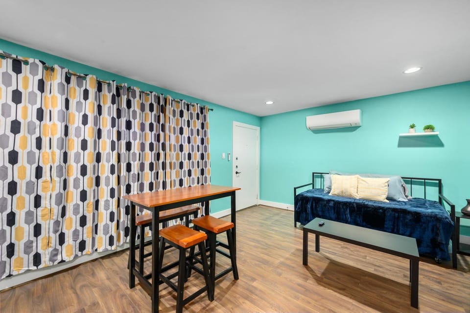 1-Bedroom Haven in Murworth, Close to Medical Center Apartment in Houston