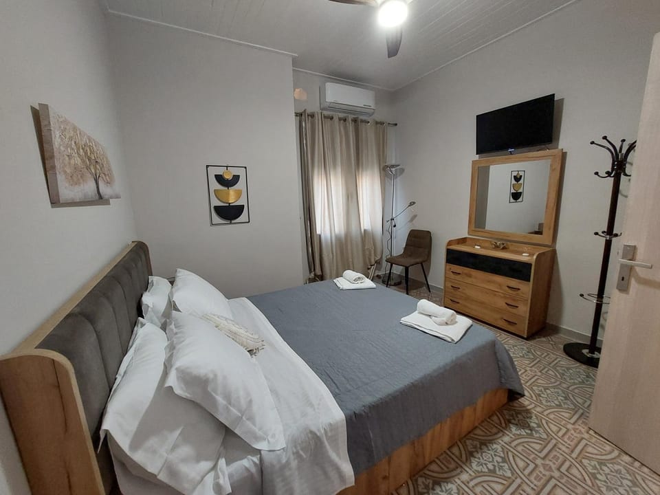 Bed, TV and multimedia, Photo of the whole room, Bedroom, towels, air conditioner